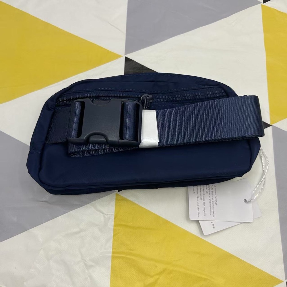 NWT Lululemon Everywhere Belt Bag 1L - Picture 2 of 7